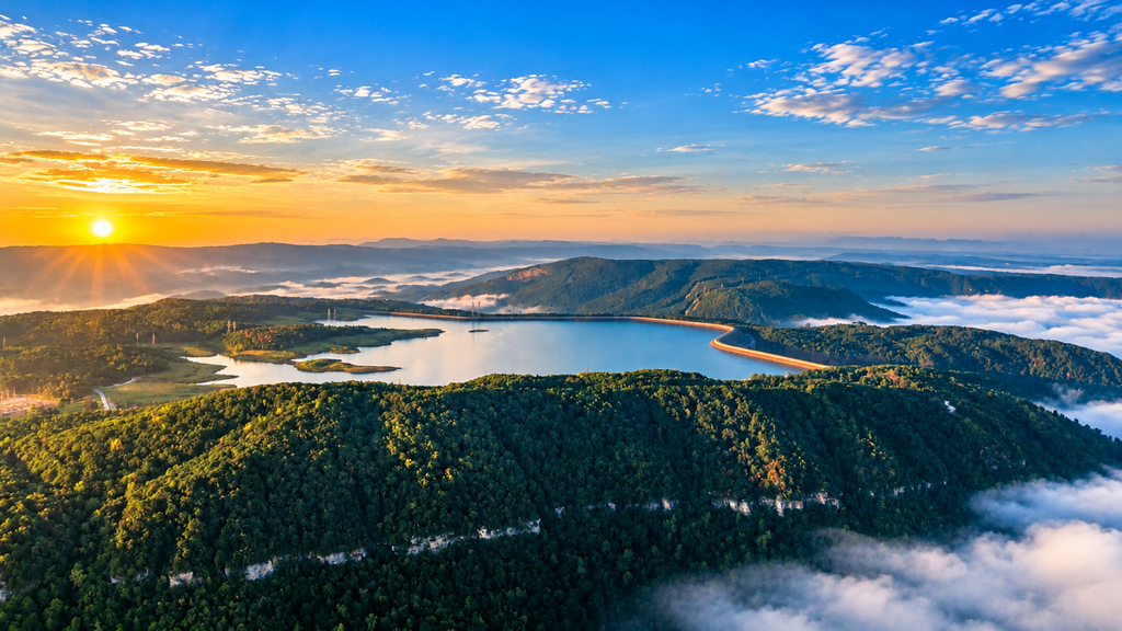  Mattupetty Dam and lake surrounded by mountains in Munnar
