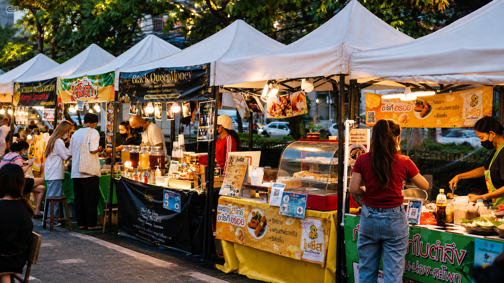  Thai street food at a busy night market