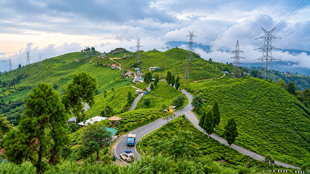  Scenic road to Munnar through Kerala mountains

