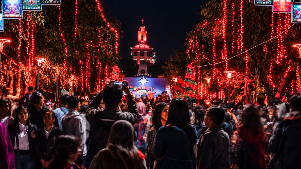 Busy Christmas shopping in Broadway Kochi