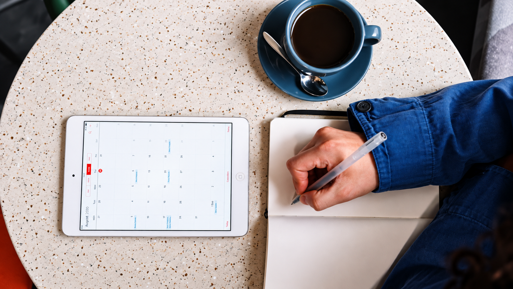 Traveler comparing different flight dates on a booking calendar.Best Day to Book a Flight